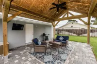 🍹🌞 Boater's Paradise!  Fenced Yard, Boat Parking, 6 miles to Beach!