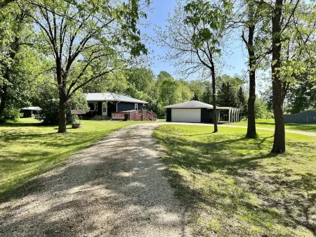 Countryside Home, Dog Friendly, Large Yard, Near Several Lakes