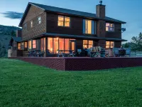 Near Chico Hot Springs, Hot Tub, 2 Fireplaces, IR Sauna, EV Charger, Foosball Hotels in Emigrant