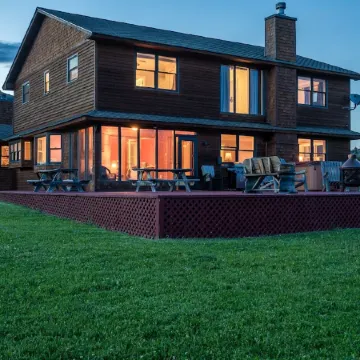 Near Chico Hot Springs, Hot Tub, 2 Fireplaces, IR Sauna, EV Charger, Foosball