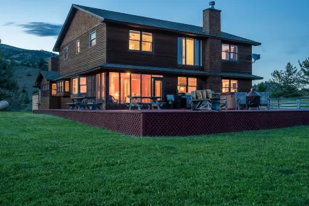 Near Chico Hot Springs, Hot Tub, 2 Fireplaces, IR Sauna, EV Charger, Foosball