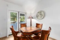 99 Palms Event Venue: Barn, Grass, Pool, Games, 6 Beds