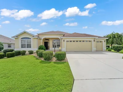 Caddy Shack 1, The Villages, near Sumter Landing 3 BD / 2 BA with golf cart Hotels near Publix Super Market at Colony Plaza