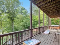 Dancing Falls Lodge: Overlooks Dirty Dancing Scene: Stream/Pond/Fire Pit/Hot Tub