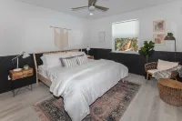 Oasis by the Beach, 2 master Suites, 2 living rooms, Heated pool, steps to ocean