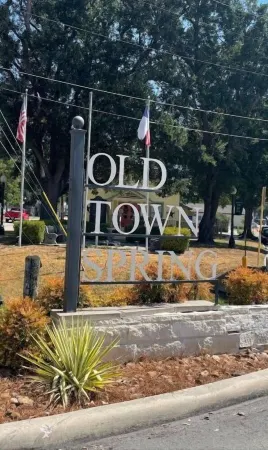 2 bed 2 bath Modern Farmhouse in Old Town Spring