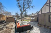 Spacious Family Retreat: King Beds+Arcade+Playground. Minutes from Zoo/Downtown โรงแรมใน