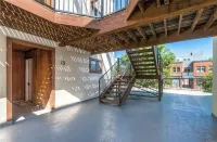 Cozy, modern Pearl St. condo. Ideal location!