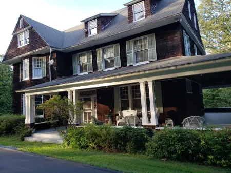 Beautiful, Spacious Historic Victorian Near Ski Liberty