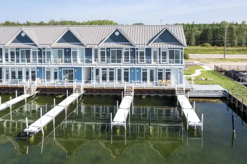 Lakefront - Amazing views! Private Hot Tub & Boat Slips. 12 mins to Ski Resorts!