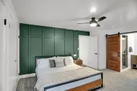 Private, modern home with river view, on 48 acres Hotels in Perry County