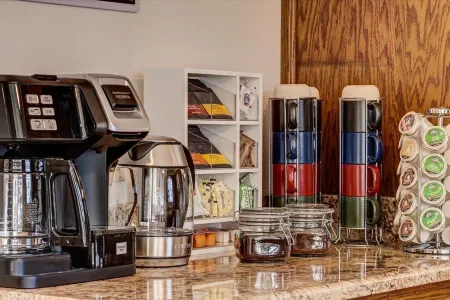 Stylish 3/2 Home • Boat Slip • Lake Access • Lake View! King Beds • Central Loc