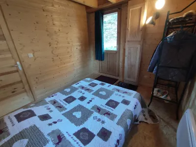 35 m² detached wooden chalet with terrace overlooking the mountains