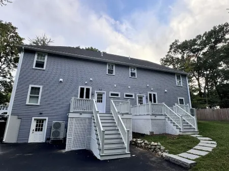 Family Vacation Modern Norwood Отели рядом с достопримечательностью «111 Lenox St»