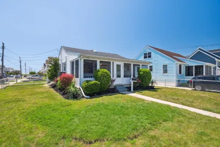 Pet-Friendly Cottage 1 Block to Beach Bay AccessDM SPECIAL SPRING PRICES