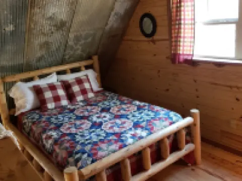 Cabin overlooking creek close to National Forrest a great place to relax 約翰遜縣酒店