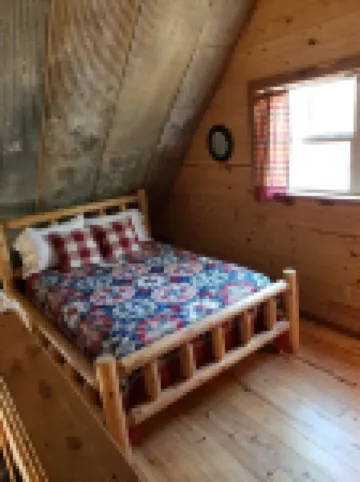 Cabin overlooking creek close to National Forrest a great place to relax