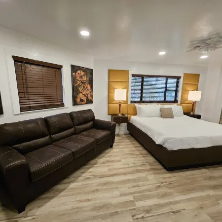 Golfers paradise surrounded by conservation and Lake with pool and Jacuzzi