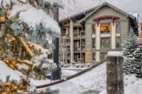 Luxury Condo within walking distance to all the restaurants, shopping and bars.