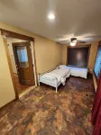 Mayor's Manor - with everything you need in a homebase get away. Pet friendly. - Wifi