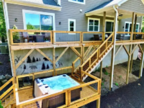 Luxury 5 bedroom, Mountain Views, Hot Tub, Game Room, Gourmet Kitchen, Hiking