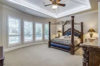 Luxury 6 BR, 5.5 baths with fabulous outdoor kitchen and pool!Sleeps 14