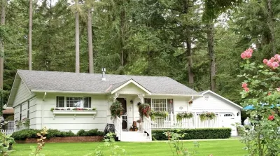 Gig Harbor- Traveling Nurses welcomed Special Rates Applied >Beekeepers Cottage Hotels near Kandle Skatepark