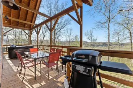 Pet-Friendly Mnt. View Cabin Near River w/ Fire Pit + Hot Tub Sleeps 10
