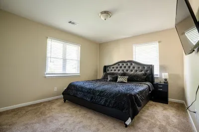 Beautiful Home in Decatur w/ game room. 12 min from Downtown.18 min from Airport Hotel dekat Mark Trail Park and Recreation Center