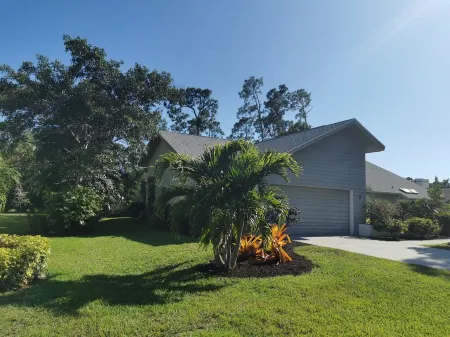 Beautiful House Kings Lake Naples, 5 mins from 5th Ave.