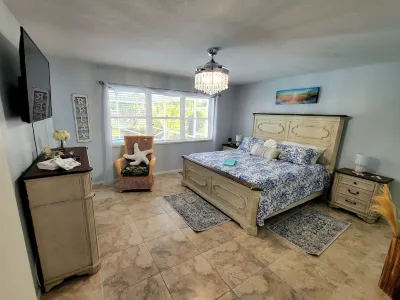 Our Serenity Vacation Home w/ Heated Pool Hotel dekat Port St Lucie Botanical Gardens