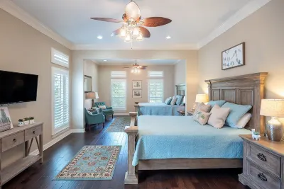 Updated Luxury Home Near Gruene and Canyon Lake. Cottage rental is extra.
