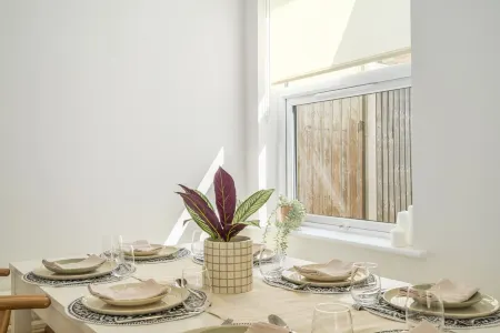 New Home near Sandbanks + Hot Tub + Sleeps 9 guests. 3 x bathrooms Отели в г. Пул