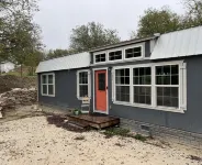 Cozy Country Cottage; Family RetreatJust minutes from Circle T