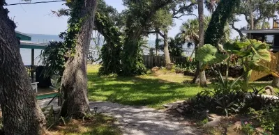 Gorgeous Riverfront Fishing Cottage in Sebastian, FL - Ask about 2025 Specials Hotels near Hammock Trail