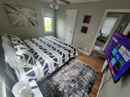 Kutzky Cottage // 3 BR, 4 Blocks to Mayo, Family & Pet Friendly, Fenced Yard Отели рядом с достопримечательностью «Каскейд Медоу Уэтлендс»