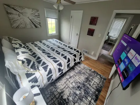 Kutzky Cottage // 3 BR, 4 Blocks to Mayo, Family & Pet Friendly, Fenced Yard