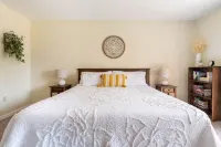 No steps. Quiet street in heart of Amish country. Close to tourist attractions. Hotels in Salisbury Township