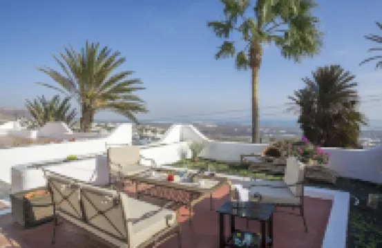 Villa with private Jacuzzi, pool and amazing sea views in a quiet area