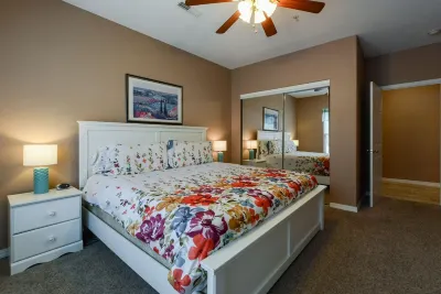Table Rock Lake, Luxury Lake front condo, jacuzzi ,5 min to Silver Dollar City