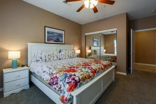 Table Rock Lake, Luxury Lake front condo, jacuzzi ,5 min to Silver Dollar City