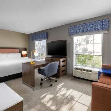 Hampton Inn & Suites State College at Williamsburg Square