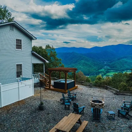 Stunning Mountain Views with Hot Tub & 2 King Suites! Private & Peaceful.