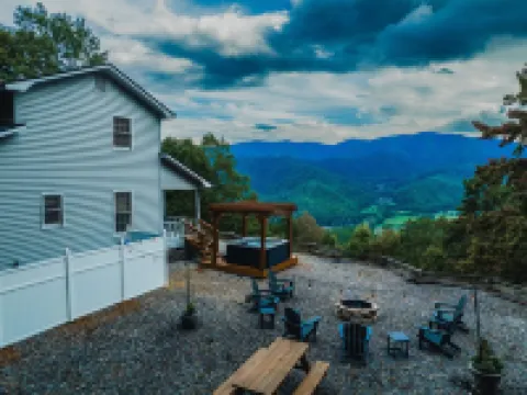 Stunning Mountain Views with Hot Tub & 2 King Suites! Private & Peaceful.