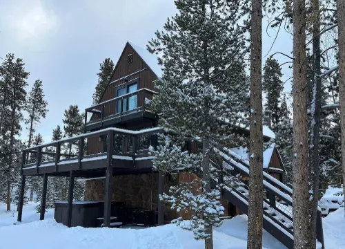 New, in town, incredible views, hot tub, walk/ride free shuttle, Ski Chalet!