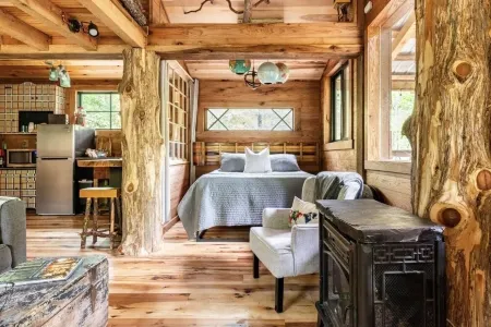 FoResTree House- Peaceful Luxury Treehouse Hot tub