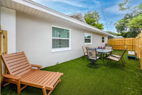 7ppl 4 beds / 8 minutes to the beach / 2 min to dwnt / modern