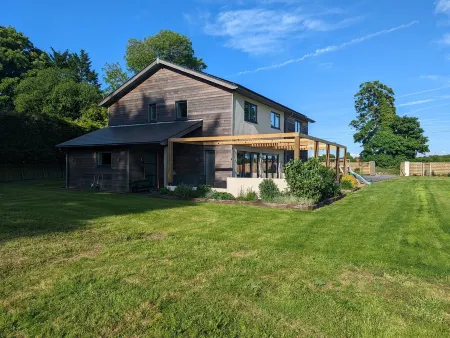 Unique, Spacious, Self-Built Eco House with Huge Garden and Movie Room Отели рядом с достопримечательностью «St Michael and All Angels West Andover and Preschool»