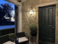 Ocean and mountain views, 2 bedroom 2 story entire home with driving range