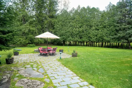 Charming and Spacious 5Br Located in the Heart of Waitsfield. Close to Amenities